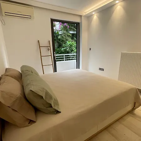Apartment Kavouri Retreat, Only Pines Hide The Sea *